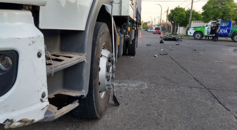 Una motociclista herida en choque con un camin